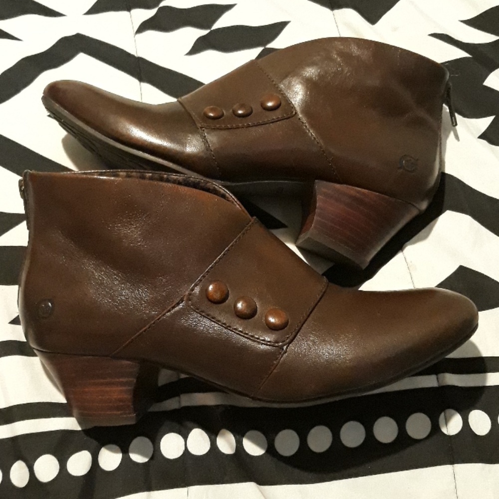 BORN NWOT SIZE 8